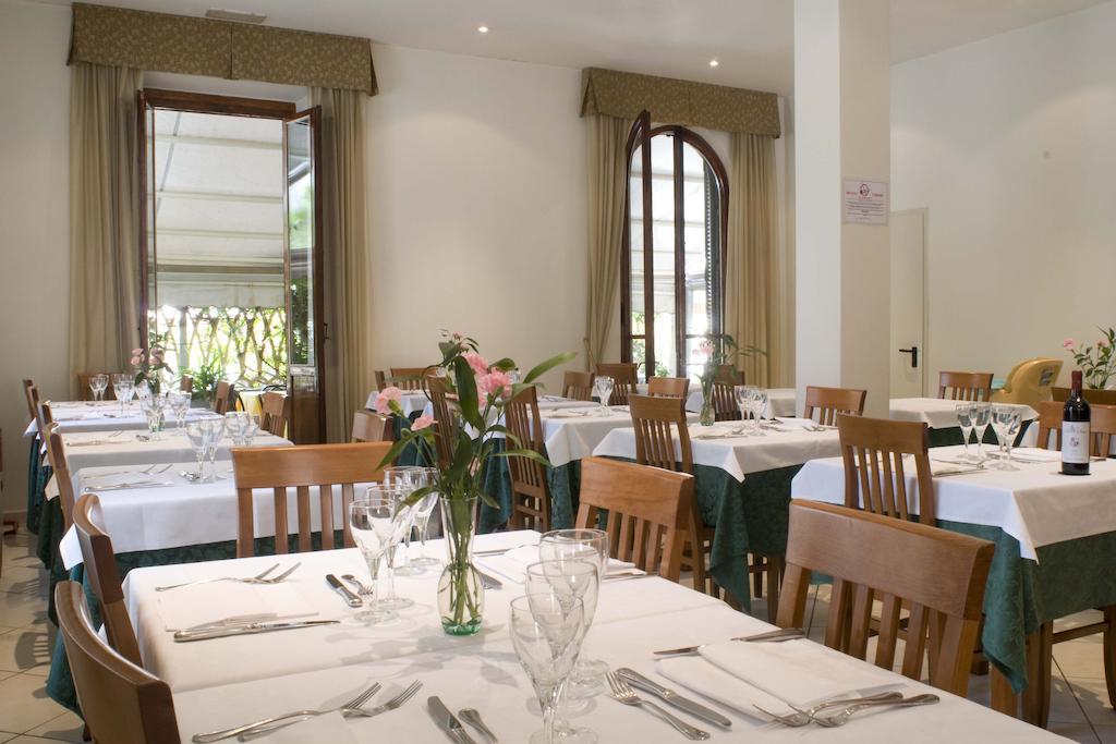 Hotel Vittoria Viareggio Kültér fotó