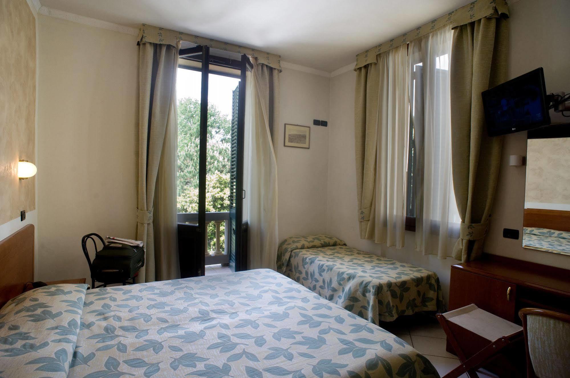 Hotel Vittoria Viareggio Kültér fotó