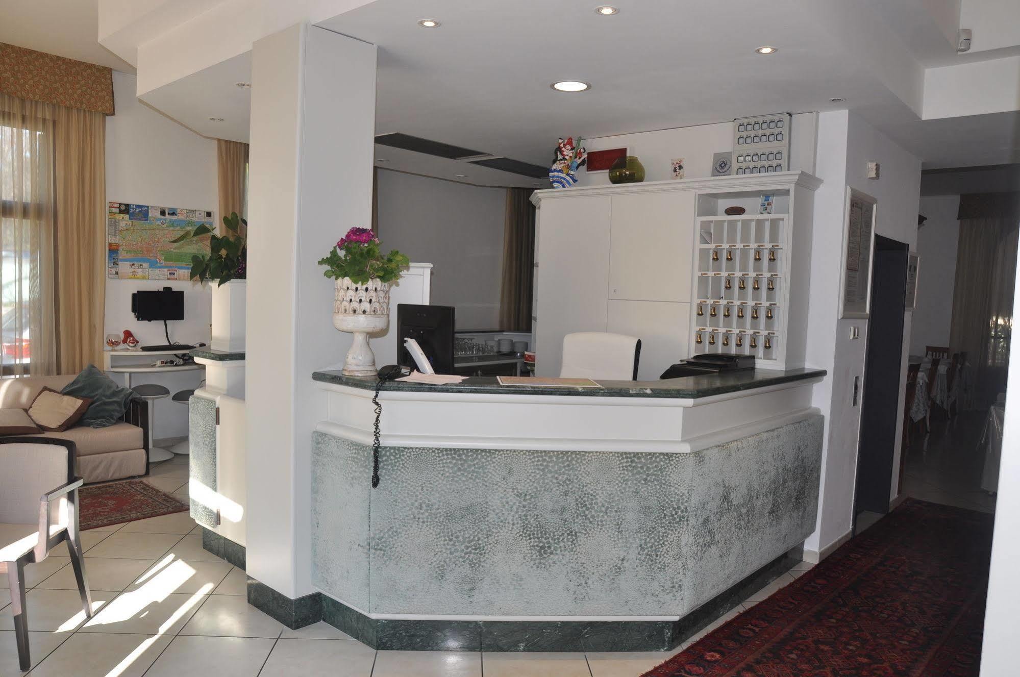 Hotel Vittoria Viareggio Kültér fotó