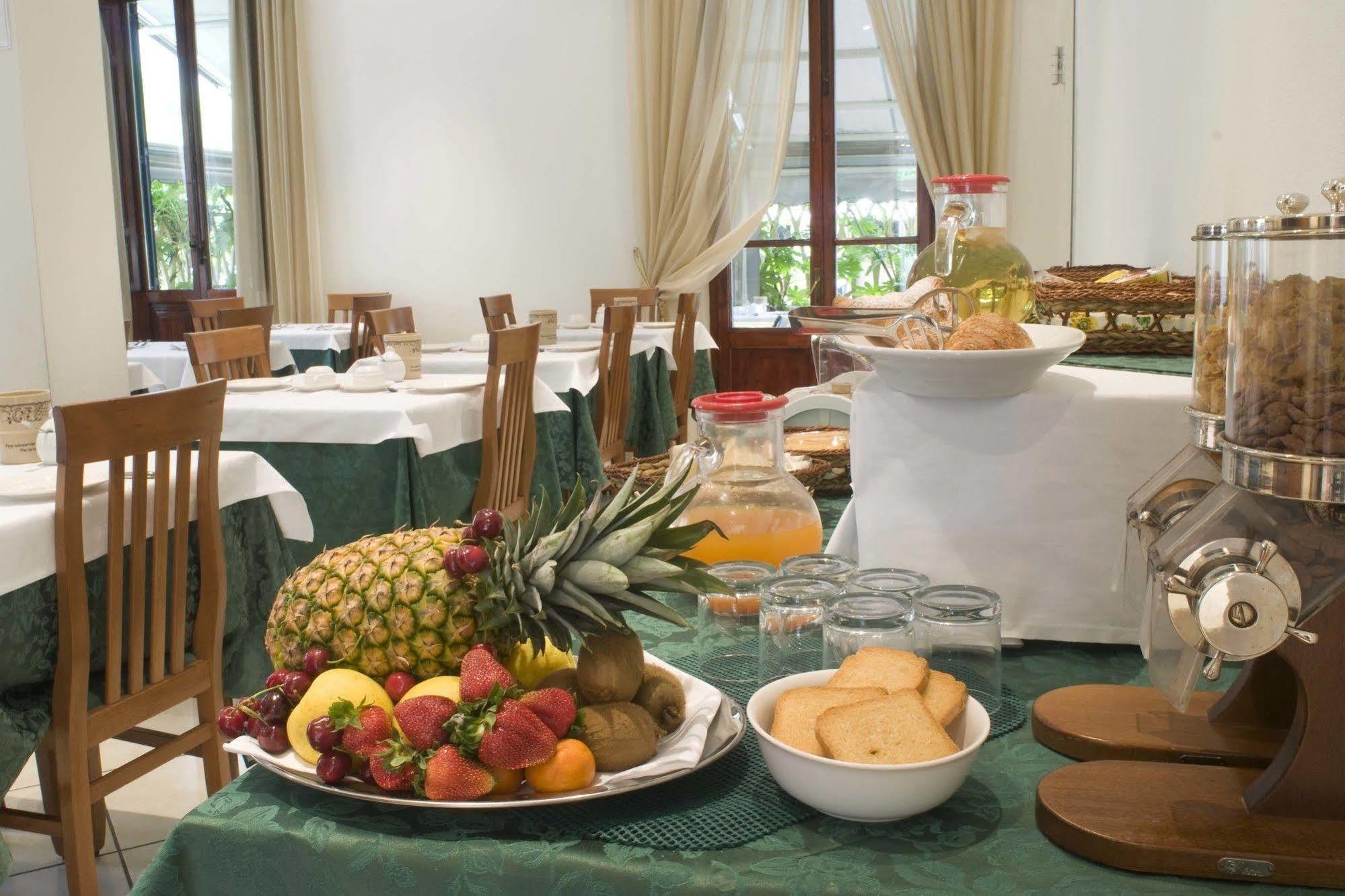 Hotel Vittoria Viareggio Kültér fotó