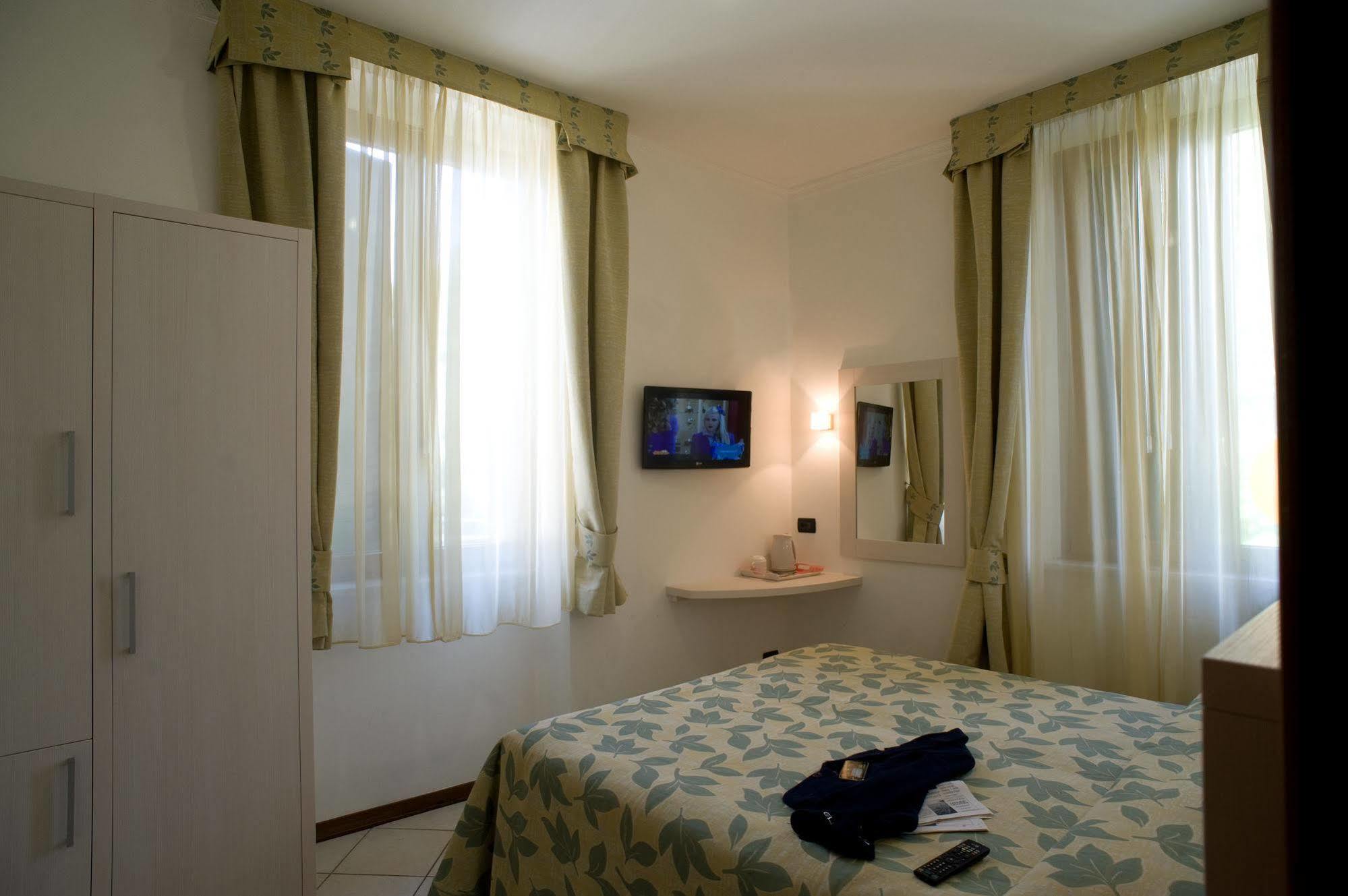 Hotel Vittoria Viareggio Kültér fotó